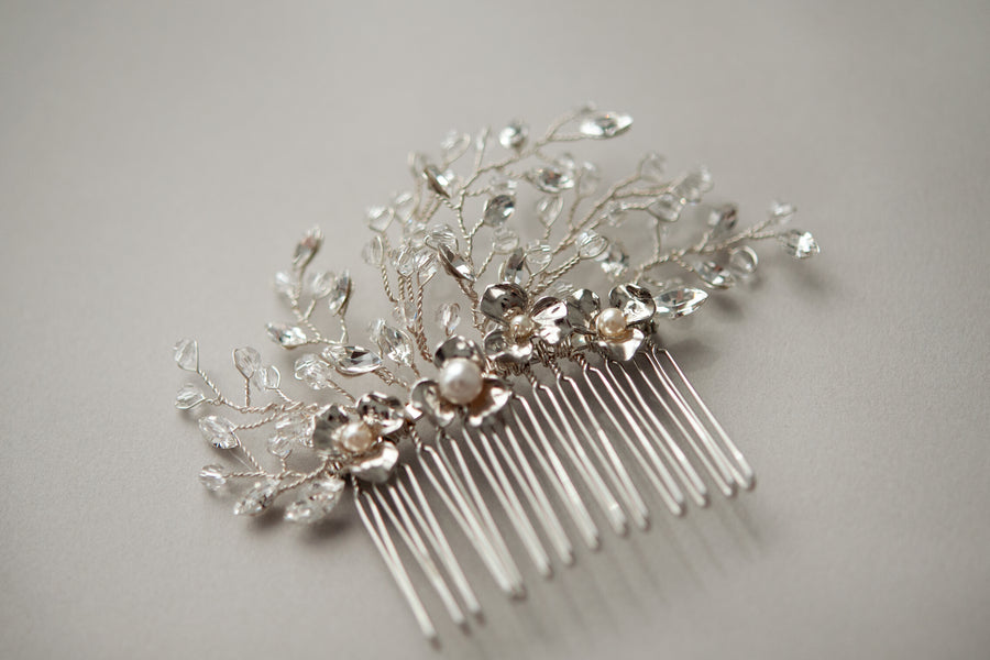 Vintage bridal comb in silver with Swarovski Crystals.
