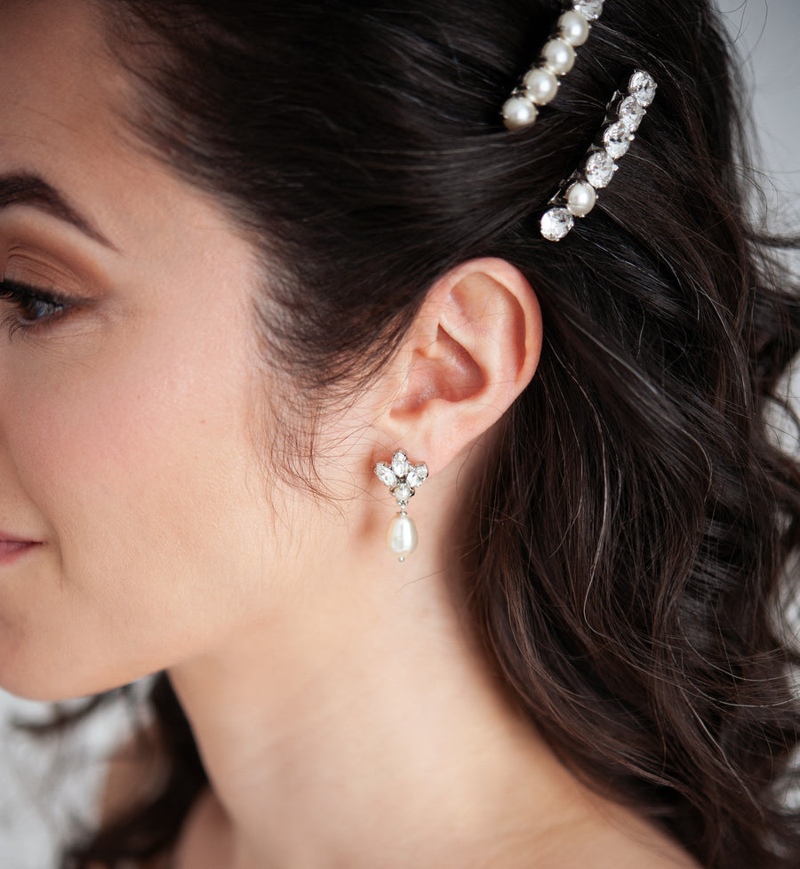 Bride wearing crystal stud brida earrings with pearl drops.