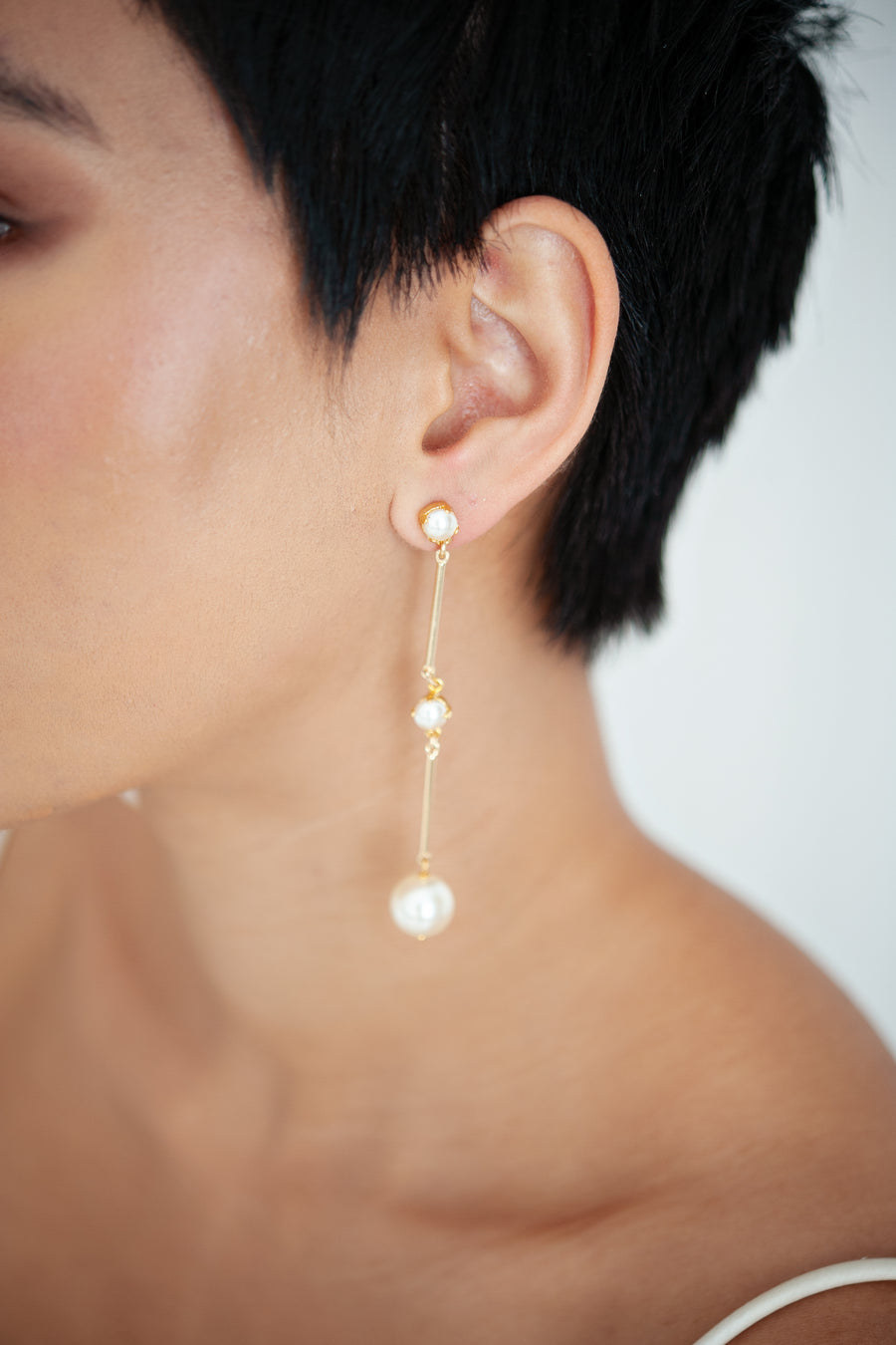  Bride wearing modern pearl bridal earrings by Joanna Bisley Designs. 