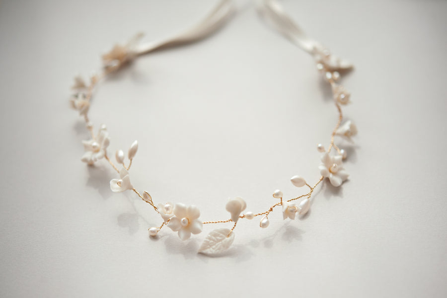 A close up picture of the layne hairvine with pearlized flowers and freshwater pearls.