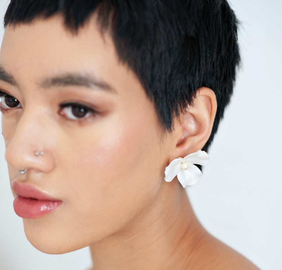 Bride wearing flower bridal stud earrings with pearl detaling.